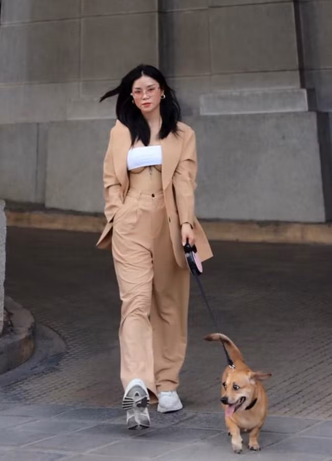 Mac “ho chan nguc“: Co gai Sai thanh dat cun di dao co hot bang “thanh nu My Go“?