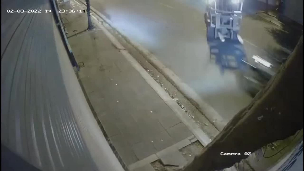 Clip: Thanh niên tông thẳng vào đầu xe nâng và màn thoát chết khó tin Clip: Thanh nien tong thang vao dau xe nang va man thoat chet kho tin