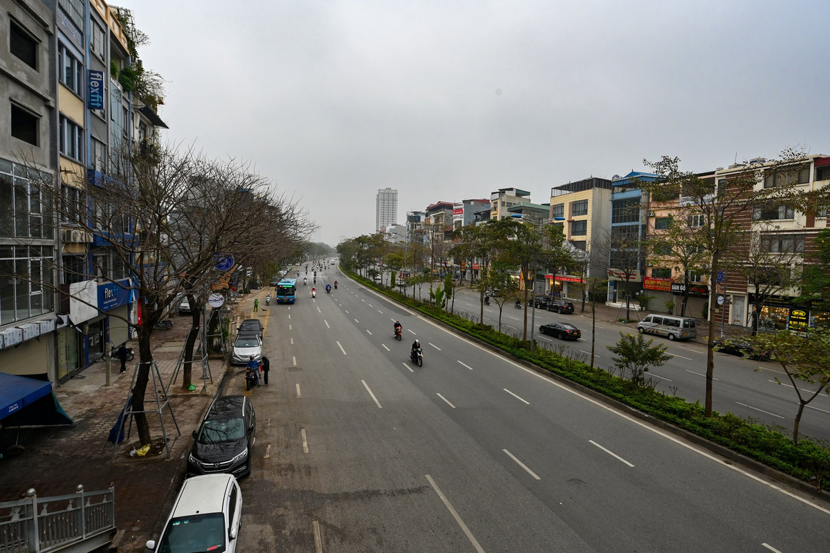 Trục đường Võ Chí Công cả hai chiều lên xuống cầu Nhật Tân thưa người và xe.