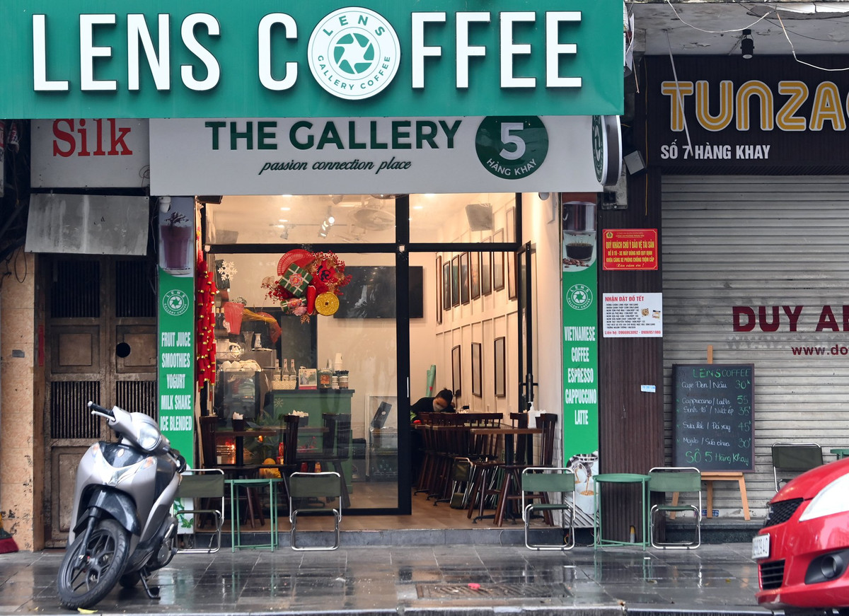 Những quán cà phê xung quanh hồ Gươm vốn là địa điểm được nhiều bạn trẻ ưa thích để ngắm phố phường ngày cuối tuần nay cũng rơi vào cảnh đìu hiu.