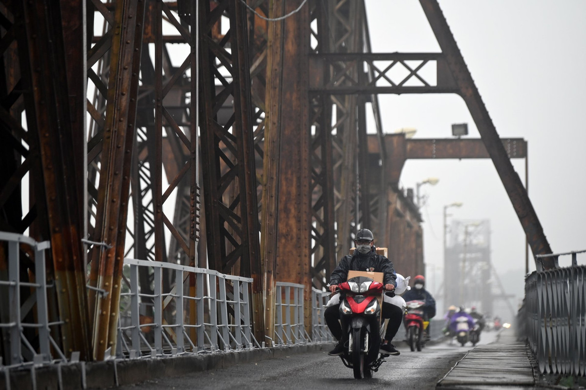 Tại các cây cầu dẫn vào trung tâm Hà Nội như Long Biên, Chương Dương, Nhật Tân... lác đác người dân vào thành phố.