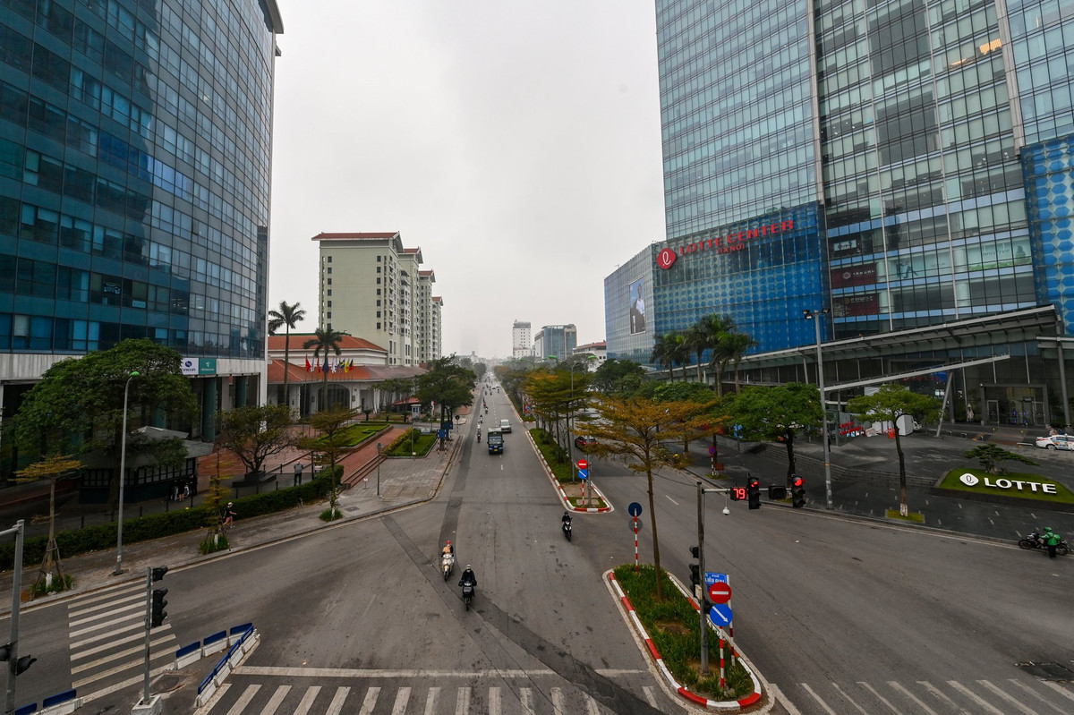 Từ đầu tháng 3, số ca mắc COVID-19 ở Hà Nội liên tục lập đỉnh mới. Riêng ngày 4/3, thành phố có 21.396 ca nhiễm, cao nhất từ trước đến nay. Mọi tuyến phố vắng vẻ hơn dù không có lệnh giãn cách hay hạn chế người dân ra đường. Trong hình là đường Đào Tấn lúc 8h sáng.