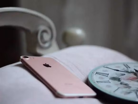 Tai sao man hinh dien thoai phai up xuong khi dat tren ban?-Hinh-3