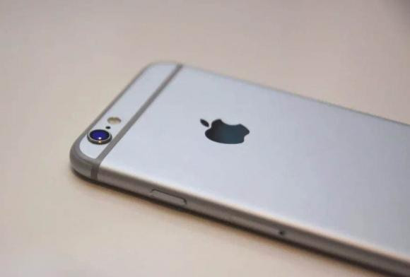 Tai sao man hinh dien thoai phai up xuong khi dat tren ban?-Hinh-5