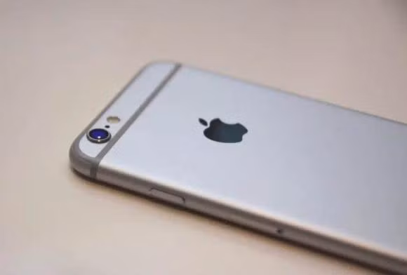 Tai sao man hinh dien thoai phai up xuong khi dat tren ban?-Hinh-5