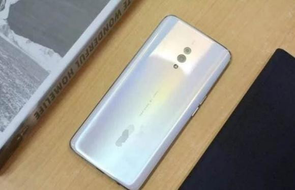 Tai sao man hinh dien thoai phai up xuong khi dat tren ban?-Hinh-6