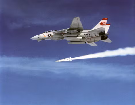 F-14 phóng tên lửa không đối không.