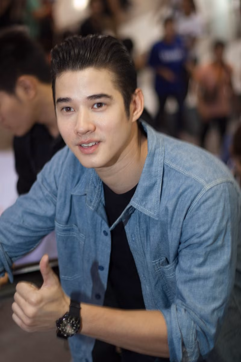 Chàng trai không quên tạo dáng xì tin và thân thiện trước hàng ngàn fan hâm mộ tham gia sự kiện.