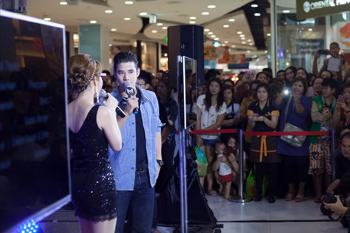 Nam diễn viên điển trai của bộ phim đình đám năm 2013 "Tình người duyên ma" xuất hiện trong bộ đồ trẻ trung nhưng không kém thanh lịch.