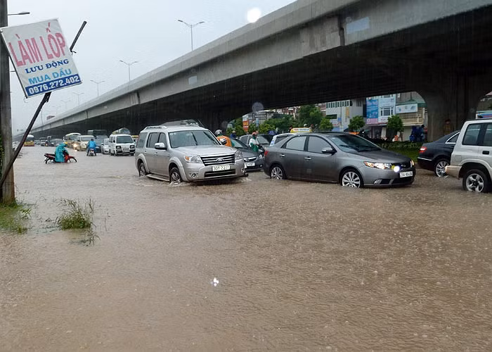 Ôtô xe máy chen nhau tìm đường thoát trên đường vành đai 3.
