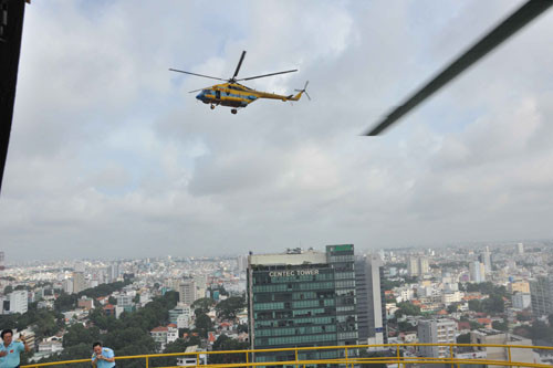 Bất ngờ, trên bầu trời TP.HCM xuất hiện 2 chiếc trực thăng của Trung đoàn trực thăng 917, Sư đoàn không quân 370.