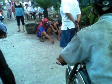 Người đàn ông mặc quần cộc cầm súng trong tay.