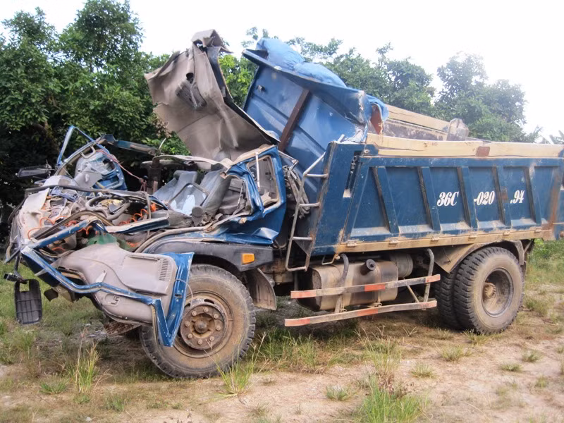 Chiếc xe tải do anh Trần Văn Hải điểu khiển bị nát bét phần đầu khiến 4 người chết và 1 người may mắn thoát chết.