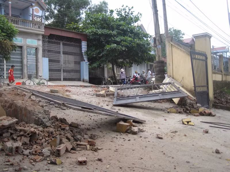 Xe vừa chuyển bánh thì toàn bộ cổng trường đổ sập xuống đầu xe tải.