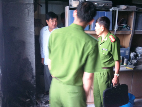 Công an khám nghiệm hiện trường vụ cháy kho bạc.