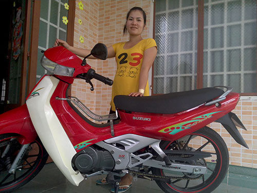 Bà bầu Nguyễn Thị Kim Bằng bên chiếc xe máy mà Đặng Văn Thân và Phan Văn Khanh định cướp.