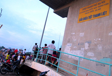 Hàng trăm người dân tụ tập, để xe máy ngay trên đường.