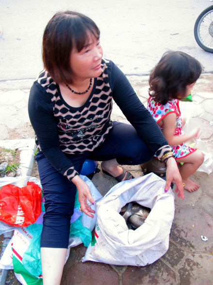 Xuất hiện dịch vụ bán cá vừa bắt được với giá 20.000 đồng/3 con cá rô phi. (LĐO) - Thứ bảy 10/08/2013 04:50 Trang chủ | Xã hội Tranh thủ vớt và đánh bắt cá, nhiều người dân tại cửa điều tiết Thanh Liệt vô tình không để ý tới mức độ nguy hiểm đến tính mạng. PV Lao Động điện tử đã ghi lại những hình này: