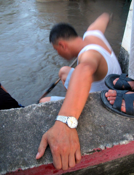 Mải vớt cá chết, người đàn ông này phó mặc số phận của mình vào những ngón tay bấu vào thành tường.