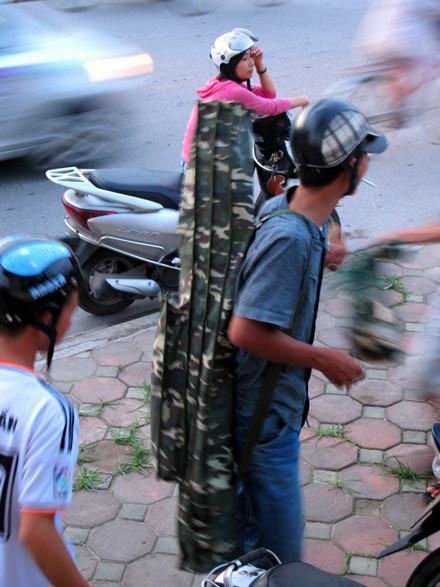 Sự đông đúc đã thu hút nhiều tay “săn cá” ở các vùng khác tới với những đồ câu chuyên nghiệp.