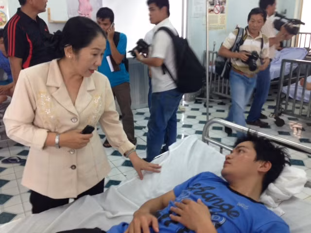 Bà Võ Thị Dung, Uỷ viên Ban thường vụ thành ủy, Chủ tịch UB Mặt trận Tổ quốc TP HCM đến thăm hỏi và hỗ trợ các nạn nhân. Ảnh: Vũ Sơn