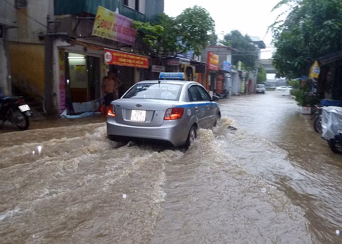 Những con phố, ngõ nhỏ cũng ngập nước.