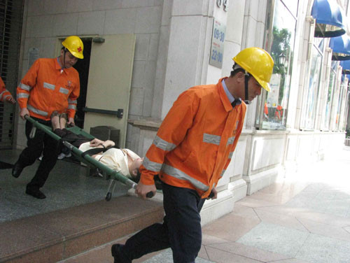 Các nạn nhân bị mắc kẹt được đưa đi cấp cứu.