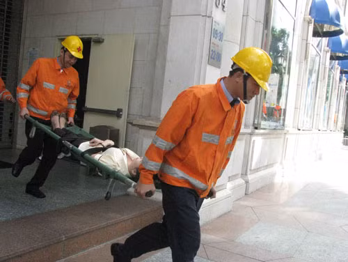 Các nạn nhân bị mắc kẹt được đưa đi cấp cứu.