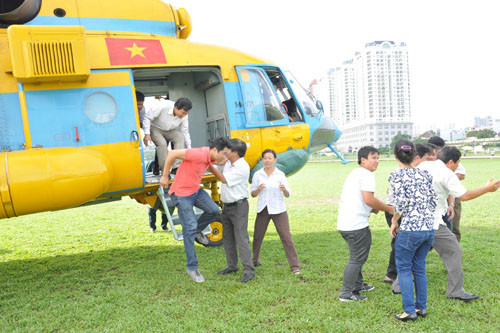 Cứu người xong, 2 chiếc trực thăng đưa người bị thương đáp xuống trường đua Phú Thọ. Tại đây lực lượng cứu thương đã chờ sẵn để cấp cứu các nạn nhân.