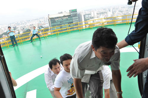 Chỉ mất 5 phút từ sân bay Tân Sơn Nhất, 2 chiếc trực thăng đã có mặt tại tòa nhà Diamond Plaza để cứu những người bị thương đang mắc kẹt trên sân thượng.