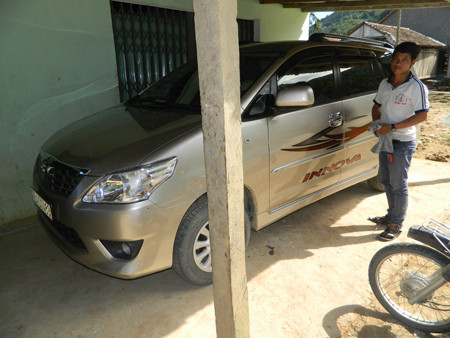 Đinh Văn Trãi bên chiếc xe hơn tỷ đồng của mình.