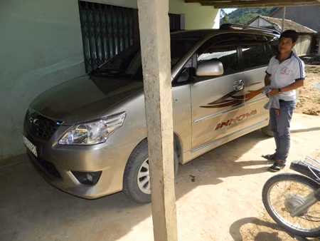 Đinh Văn Trãi bên chiếc xe hơn tỷ đồng của mình.