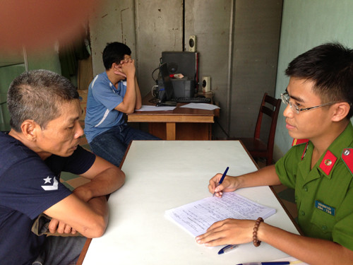 Công an Q.Thanh Khê lấy lời khai các con bạc.