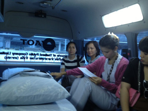 Bà Hạnh (thứ 2 từ trái qua) được bạn bè đưa đi khám sau sự cố - Ảnh: Hành khách cung cấp