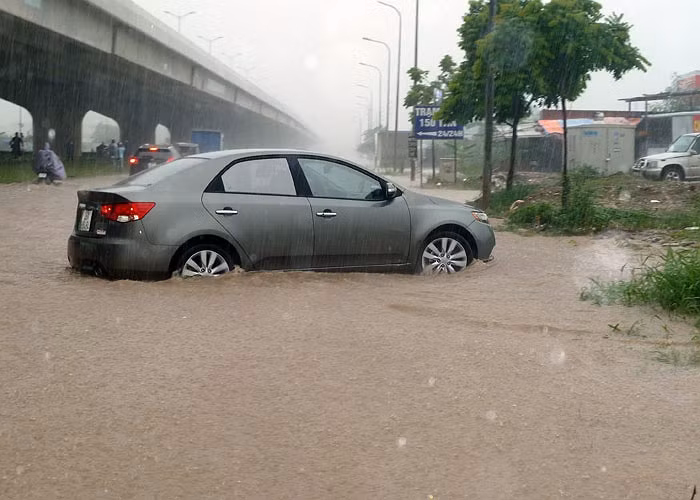 Cũng có xe liều mình vượt qua chỗ sâu lao lên vỉa hè hoặc bãi đất cao để lánh nạn chờ nước rút.
