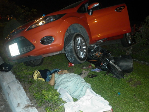 Xe con từ quán nhậu ra cuốn một người chết thảm. Xe con từ quán nhậu ra cuốn một người chết thảm.