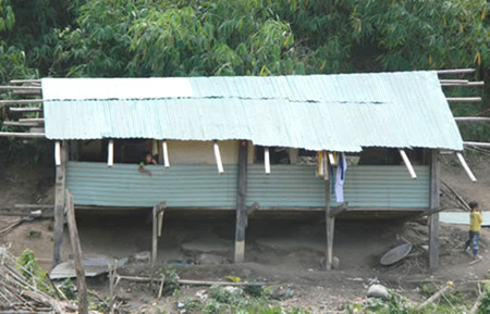 Ngôi nhà của gia đình Trãi bên sườn đồi.