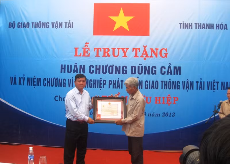 Bộ trưởng Bộ GTVT Đinh La Thăng trao “Huân chương dũng cảm” của Chủ tịch nước cho gia đình anh Trần Hữu Hiệp chiều 11/8.