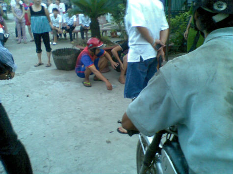 Người đàn ông dùng súng trấn áp 2 thanh niên giật đồ cúng cô hồn.