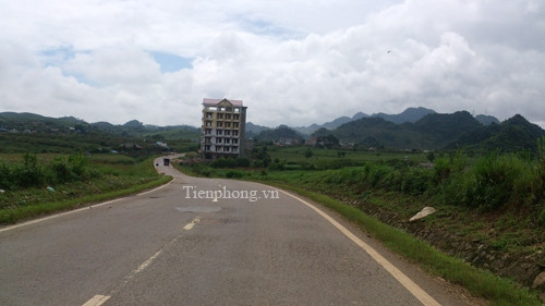 Nhà Tàng nhiều đời mua bán, tàng trữ, vận chuyển trái phép ma túy. Từ nhỏ, Tàng đã bị ảnh hưởng. Mỗi ngày không kiếm được vài trăm triệu là Tàng không yên. Có tiền, Tàng mua sắm ô tô, xây nhà lầu, khách sạn, biệt thự.