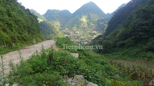 Bản Lũng Xá nằm tách biệt trong rừng, cách biên giới Việt – Lào khoảng 20km.