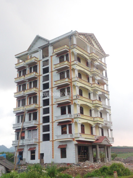 Tàng có một khách sạn 7 tầng ở trung tâm thị trấn Nông trường Mộc Châu (tỉnh Sơn La) đang xây dựng. Tàng từng tuyên bố sẽ biến tòa nhà này thành khách sạn sang trọng nhất nhì tỉnh. Tòa nhà này được ví như Keangnam ở vùng núi phía Bắc.