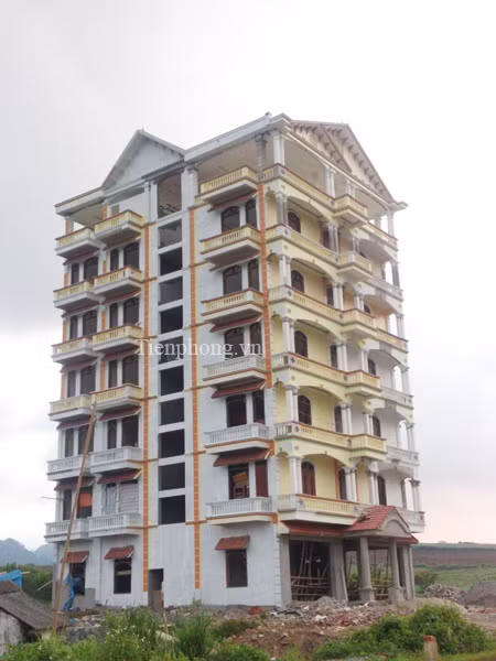 Tàng có một khách sạn 7 tầng ở trung tâm thị trấn Nông trường Mộc Châu (tỉnh Sơn La) đang xây dựng. Tàng từng tuyên bố sẽ biến tòa nhà này thành khách sạn sang trọng nhất nhì tỉnh. Tòa nhà này được ví như Keangnam ở vùng núi phía Bắc.