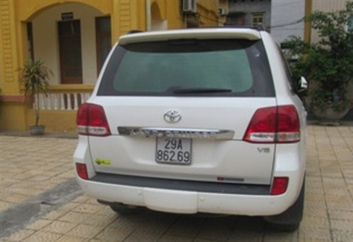 Việc tậu những chiếc xe hơi đắt tiền đối với Tàng quá đơn giản. Từ nhỏ Tàng đã từng bảo, nếu đường vào nhà Tàng đẹp như quốc lộ 6 ngoài kia thì Tàng sẽ mua sắm đủ các loại ô tô xịn.