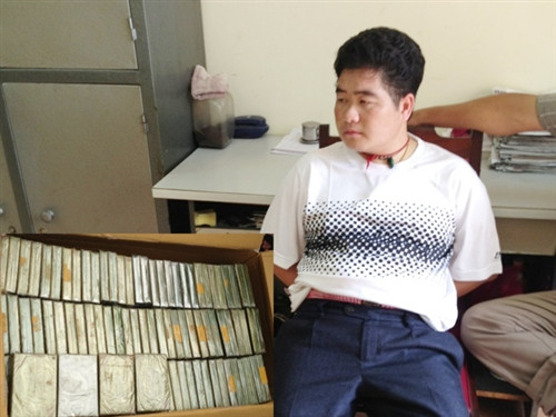 Cuộc đời đang phất lên tưng bừng thì ngày 26/7, “siêu trùm” trong giới buôn ma túy vùng biên - Tráng A Tàng cùng vợ và đồng bọn đã bị lực lượng nghiệp vụ, Bộ Công an, bắt giữ khi trực tiếp vận chuyển 265 bánh heroin, trị giá khoảng 40 tỷ đồng.