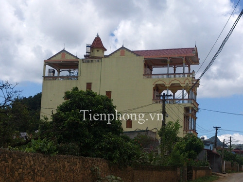 Ngoài ra, Tàng còn có căn nhà ba tầng khang trang ở tiểu khu 70, thị trấn Nông trường Mộc Châu. Đây là nơi vợ con Tàng hay ở. Tàng có 1 vợ cả, sinh được 3 con trai. Ngoài ra, Tàng có 4-5 vợ lẽ.