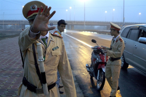 Pháp luật không cấm việc quay phim chụp ảnh CSGT “hoạt động tuần tra kiểm soát, xử lý vi phạm”. (Ảnh: Tiền Phong)