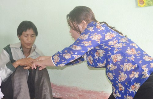 Vẻ mặt đầy căng thẳng của "người rừng" khi lần đầu tiên được nắm tay phụ nữ.