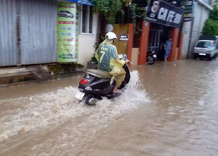 Một chiếc xe rồ ga mong thoát khỏi khu vực ngập sâu.