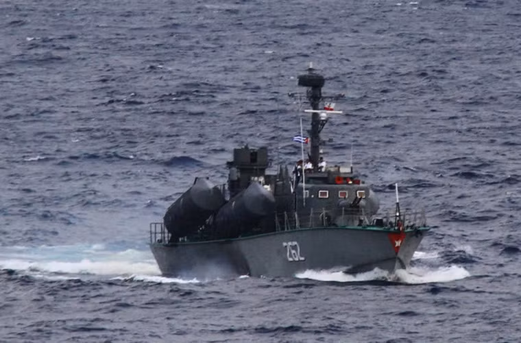 Do khó khăn về ngân sách mà Hải quân Cuba không có được trang bị tàu chiến hiện đại. Việc bảo vệ vùng biển nước này phụ thuộc vào hơn 10 tàu chiến đấu mặt nước, trong đó chỉ có 6 tàu tên lửa cỡ nhỏ lớp Osa II (trong ảnh) có lượng giãn nước khoảng 200 tấn, trang bị 4 tên lửa hành trình chống tàu mặt nước.